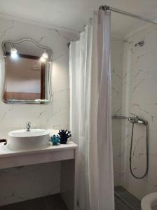 A bathroom at Antonio Studios