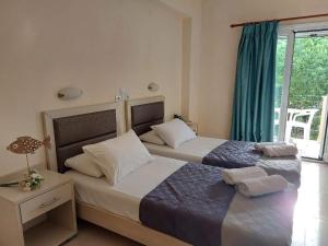 A bed or beds in a room at Antonio Studios