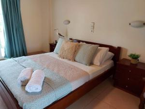 A bed or beds in a room at Antonio Studios