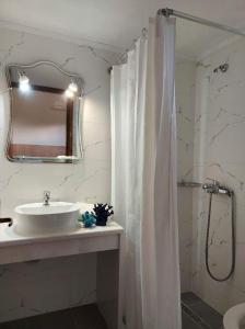 A bathroom at Antonio Studios
