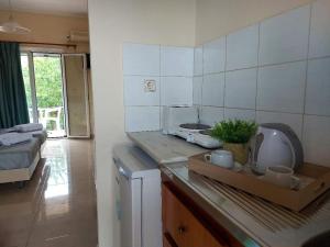 A kitchen or kitchenette at Antonio Studios