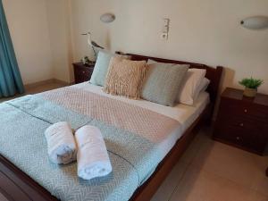 A bed or beds in a room at Antonio Studios