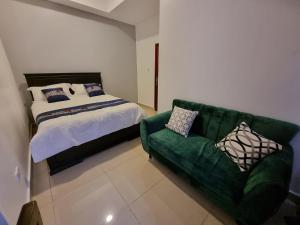 Кровать или кровати в номере Eika Suites at Acacia