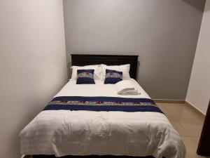 Кровать или кровати в номере Eika Suites at Acacia