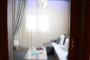 ein Wohnzimmer mit einem Sofa und einem Glastisch in der Unterkunft Sweet luxury in Thessaloniki