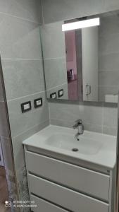łazienka z umywalką i lustrem w obiekcie Castle HARBOUR 425 w mieście Los Cristianos