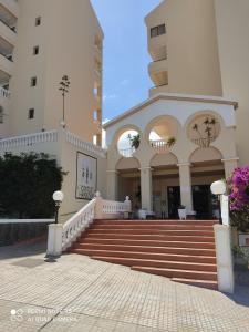 budynek ze schodami przed budynkiem w obiekcie Castle HARBOUR 425 w mieście Los Cristianos