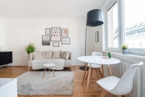 Posedenie v ubytovaní Modern, bright Studio -close to the center in a quiet area