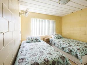 1 Schlafzimmer mit 2 Betten und einem Fenster in der Unterkunft Bay Breeze in Iluka