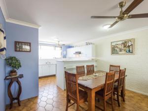 een keuken en eetkamer met een tafel en stoelen bij Camawood 11 Iluka NSW in Iluka