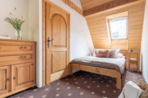 une petite chambre avec un lit et une fenêtre dans l'établissement Jochymówka Zakopane, à Zakopane