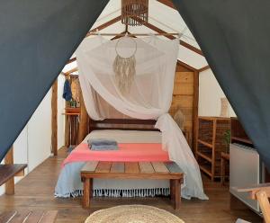 马劳Pousada Glamping Algodões的帐篷内的一张床位,配有蚊帐
