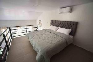 Cama o camas de una habitación en 306-NUEVO APARTAESTUDIO DUPLEX En Granada