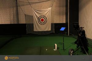 a camera and a flag on a table with a golf ball at FUJITAYA Querétaro in Querétaro