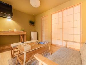 大阪的住宿－桃月庵 -Togetsuan-，客厅配有沙发和桌子