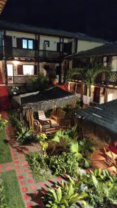 un patio al aire libre con sillas y plantas frente a un edificio en Mangue Seco Fantasias do Agreste en Mangue Sêco