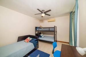 Tempat tidur susun dalam kamar di Flamingo Zueños del Mar Condominiums