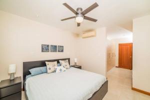 Tempat tidur dalam kamar di Flamingo Zueños del Mar Condominiums