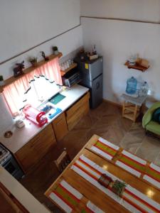 an overhead view of a kitchen with a table at Hermosa y cálida casa tipo cabaña in Creel