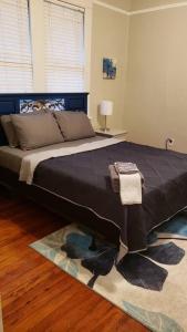 1 dormitorio con 1 cama grande con alfombra en The Lafayette House, en Mobile