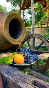 um prato de fruta sentado num banco de madeira em Guest House Godogani em Godogani