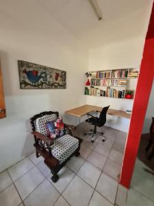 Camera con scrivania, sedia e tavolo di The Garden Inn Guesthouse a Modimolle
