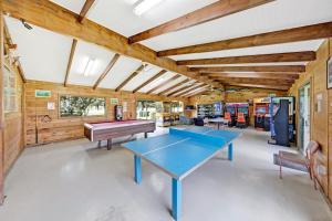 una sala de ping pong con mesa de ping pong en Narrawong Island Holiday Park, en Narrawong