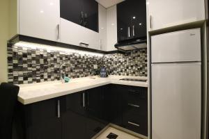 Kuchyň nebo kuchyňský kout v ubytování Palm Ville Suites