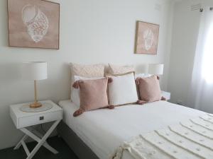 Un pat sau paturi într-o cameră la Royal Park Retreat