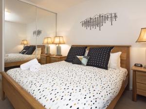 A bed or beds in a room at The Edge Apartment 5 Jindabyne