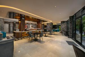 - un hall doté d'un bar avec des chaises et des tables dans l'établissement Ping Hotel, à Hanoï