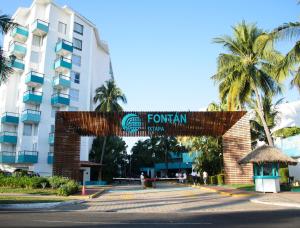 un panneau indiquant l'hôtel formán en face d'un bâtiment dans l'établissement Fontan Ixtapa, à Ixtapa