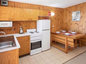 Η κουζίνα ή μικρή κουζίνα στο Seeblick 2 - 1BR Lakefront Apartment l Central Location l Off-Street Parking