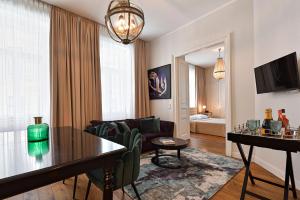uma sala de estar com uma mesa e um sofá em 6 rooms em Viena