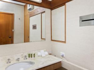 Vannituba majutusasutuses Grey Kangaroo - 2BR l Lake Front l Pet Friendly l Air-Con l BBQ l WiFi