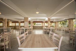 ein großes Esszimmer mit Tischen und Stühlen in der Unterkunft SunBay Hotel in Hersonissos