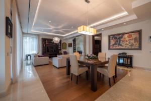 comedor y sala de estar con mesa y sillas en Alexandar Montenegro Luxury Suites & Spa, en Budva