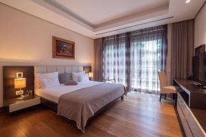 A bed or beds in a room at Alexandar Montenegro Luxury Suites & Spa Még 37 kép