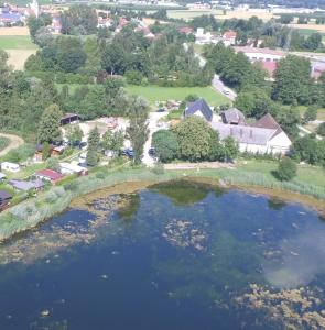 una vista aérea de una casa con un puente sobre un lago en Heimatliebe Bruckmaier, en Neustadt an der Donau