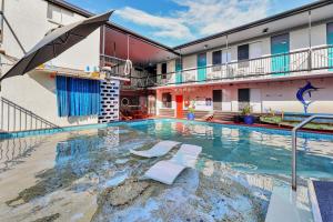 ein Pool vor einem Hotel in der Unterkunft Capitanos in Darwin