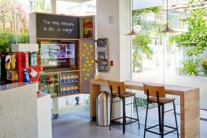 kawiarnia z dwoma stołkami i ladą w obiekcie Red Planet Bangkok Asoke - SHA Extra Plus w mieście Bangkok