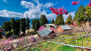 una casa su una collina con alberi e fiori di Yun Hsiang Zhan Chalet a Hualing