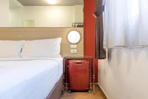 Letto o letti in una camera di Red Planet Bangkok Asoke - SHA Extra Plus