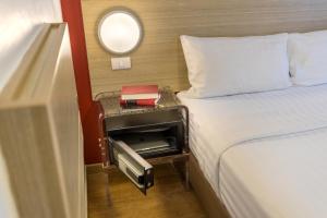 Letto o letti in una camera di Red Planet Bangkok Asoke - SHA Extra Plus