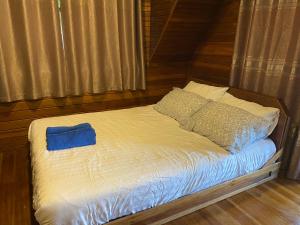 Postel nebo postele na pokoji v ubytování วังลุงแคมปิ้ง Wang Lung Camping