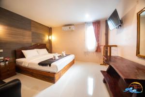 TV a/nebo společenská místnost v ubytování Naiyang Discovery Beach Resort SHA