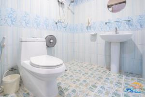 A bathroom at Naiyang Discovery Beach Resort SHA