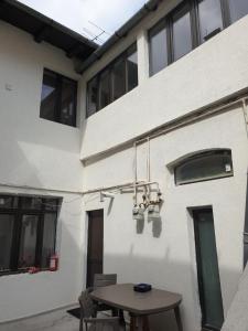 une table devant un bâtiment blanc dans l'établissement Casa Cinema, à Braşov