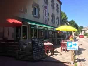 A restaurant or other place to eat at L'Atelier du Pont de Mars