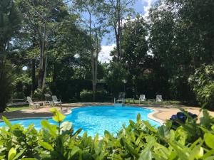 basen na dziedzińcu z krzesłami i drzewami w obiekcie Krabi Golden Hill Hotel w mieście Krabi